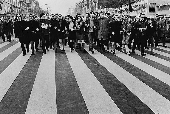 © Michael Ruetz, Demonstration auf dem Kurfürstendamm gegen die griechische Militätjunta, 3. Februar 1968