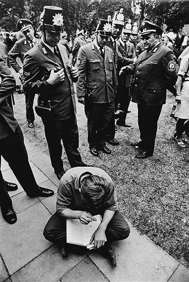 © Michael Ruetz, Berlin, während der Besetzung des Rektorats der FU in Dahlem, 27. Juni 1968