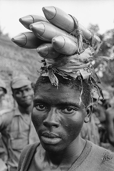 Gilles Caron: Ibo warrior, Biafra civil war, Nigéria, April 1968Gelatin silver print. (15,7 x 11,8 inches) Edition of 12 and 3 artist proofs.