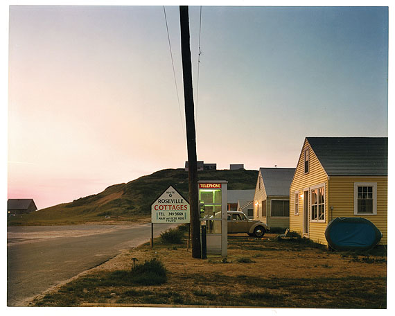 Joel Meyerowitz Untitled (Roseville Cottages) 1975—1976 56th Street & 3rd Avenue, New York, Street with pole, shadows Farbfotografie / color photograph 19,4 x 24,4 cm Albertina, Wien © Joel Meyerowitz; Foto / photo: Albertina, Wien