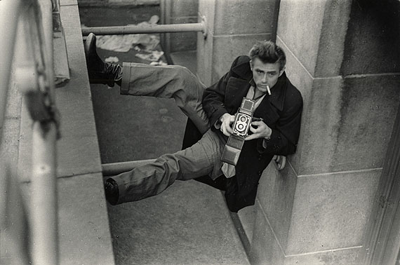 © Roy Schatt / Courtesy Camera Work, Berlin James Dean, shooting Roy and Marty Landau from below New York City, 1954