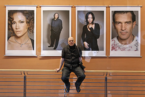Gerhard Kassner vor seinen Portraits, Berlinale Palast, 2007, Foto: Dirk Michael Deckbar