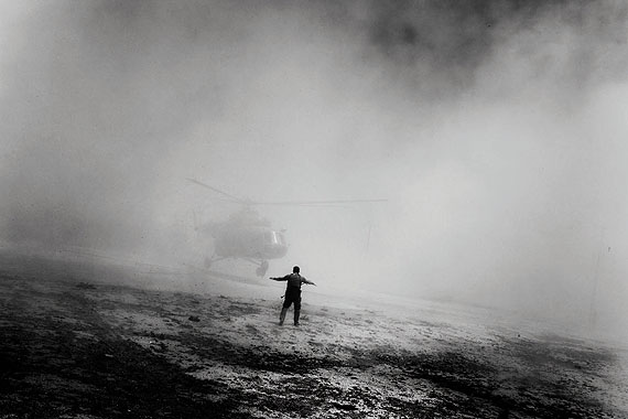 A helicopter used by Afghan interdiction troops to move from Kabul to team up with DEA agents to assault on compounds in a village hiding chemicals and drugs. Afghanistan, 2006 © Paolo Pellegrin/Magnum Photos/Contrasto