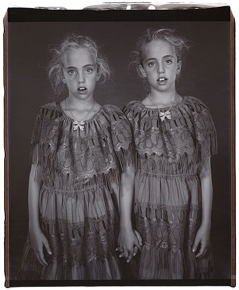 Mary Ellen Mark, TWINS 2002. Heather and Kelsey Dietrick, 7 years old,Kelsey older by 66 minutes. Polaroid, unique. 76x56 cm. ©Mary Ellen Mark. All Rights Reserved