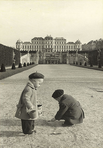 © Erich Lessing / Magnum Photos - Belvedere Gardens, Vienna, Austria, 1954