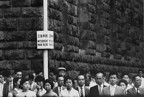 Shigeichi Nagano, employés de bureau à 17 heures. Marunouchi, Tokyo, 1959. Courtesy Studio Equis
