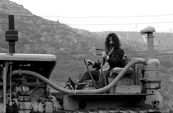 Frank Zappa on Tractor, Behind his Laurel Canyon home, Los Angeles, CA, 1968. 40,5x51 cm © Baron Wolman