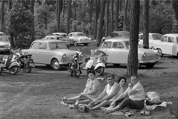 © Max Scheler, Picknick am Müggelsee, Ost-Berlin, 1963