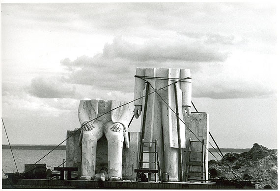 Sibylle Bergemann: Marx-Engels-Denkmal (für Berlin-Mitte) vor der Werkstatt des Bildhauers Ludwig Engelhardt,Gummlin, Usedom, Mai 1985