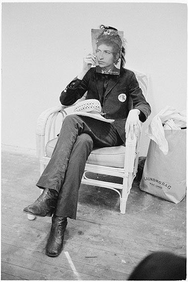 JUDY LINN, Laundrobag (Patti as Bob Dylan), 1970, silver gelatine printCourtesy: the artist/ WTC Hamburg and Feature Inc. New York