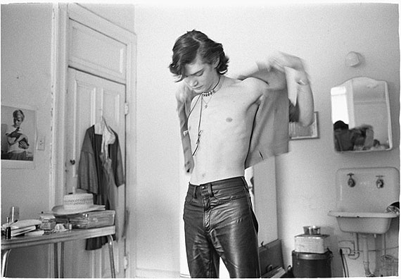 JUDY LINN, Robert gets dressed at the Chelsea, 1970, silver gelatin printCourtesy: the artist/ WTC Hamburg and Feature Inc. New York
