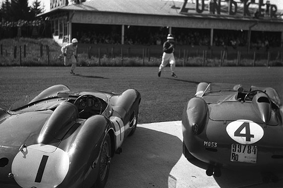 1. Juni 1958Nürburgring, 1000 km RennenDer spätere Sieger Stirling Moss und der zweitplatzierte Mike Hawthorn beim Le Mans Start© SAYN--WITTGENSTEIN-COLLECTION