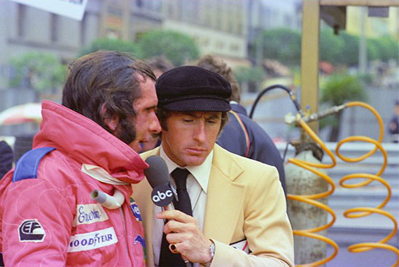 22. Mai 1977 Monte Carlo. Großer Preis von Monaco. Jackie Stewart interviewt Emerson Fittipaldi.© SAYN--WITTGENSTEIN-COLLECTION 
