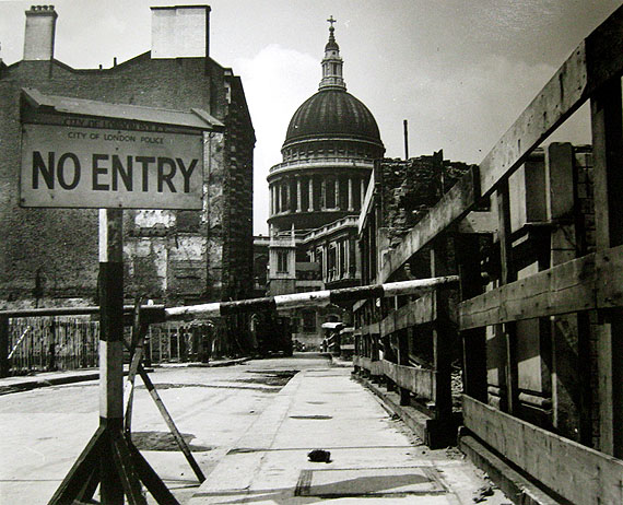 Wolfgang Suschitzky, St Pauls, 1944© Wolfgang Suschitzky / Courtesy The Photographers’ Gallery, London