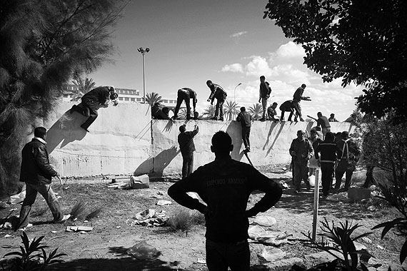 Tunisian, Egyptian and other nationals flee Libya during fighting between rebels and pro Qaddafi forces and arrive at the border crossing in Ras Jedir near Ben Gardenne, Tunisia 2011.© Paolo Pellegrin / Magnum Photos