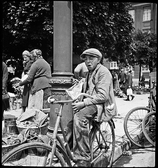 Karl HubbuchBoy with bicycle, approx. 1930Münchner Stadtmuseum© Karl Hubbuch Foundation, Freiburg
