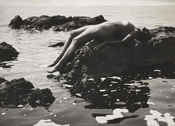 Rudolf Koppitz (1884–1936) Akt am Meer / Nude at the seaside (Anna Koppitz)1923Vintage silver print16,4 x 22,8 cm (6.5 x 9 in)Photographer’s blindstamp in the image lower right, Photographer’s »Prof. Rudolf Koppitz, Photo-Werkstätte, Wien, V. Zeinlhoferg. 8« stamp on the reverse, annotated in an unidentified hand in pencil on the reverse€ 3,000 / € 5,000–7,000