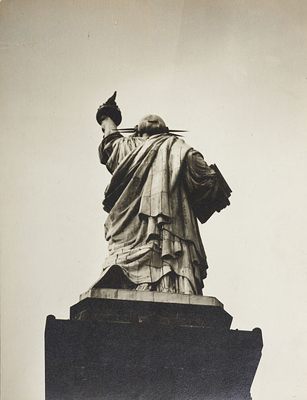 Berenice Abbott (1898–1991) Freiheitsstatue / Statue of LibertyNew York c. 1932Vintage silver print, mounted on original cardboard24,5 x 18,9 cm (9.6 x 7.4 in)Photographer’s »Photo Berenice Abbott, 1 W 67th ST., N.Y.C.« studio stamp on the reverse, diverse annotations by Abbott in pencil on the reverse€ 6,000 / € 10,000–12,000