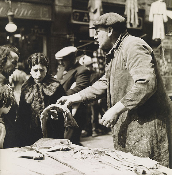 László Moholy-Nagy, Pick me out two soft roes (Fishmarket, Brixton), 1935/36