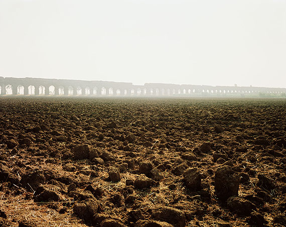 Joel SternfeldA deep-tilled field with the Claudian Aqueduct in the distance, Appio Claudio, September 1990Digital c-print, ed. 768,5 x 86,3 cm;  27 x 34 inCourtesy Buchmann Galerie Berlin, Luhring Augustine New York and the artist
