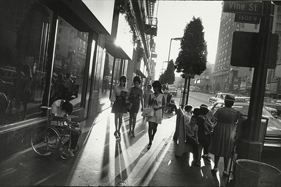 Garry Winogrand (1928-1984)Los Angeles, California, 1969Gelatin silver print (pre 1984)21.8 x 32.8 cm (image)On permanent loan from Siemens AG, Munich, to the Sammlung Moderne Kunst since 2003© Estate of Garry Winogrand