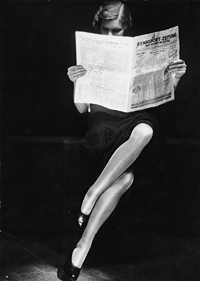 YvaUNTITLED (LADY READING NEWSPAPER). Ca. 1932Vintage. Gelatin silver print (23,8 x 17,1 cm)