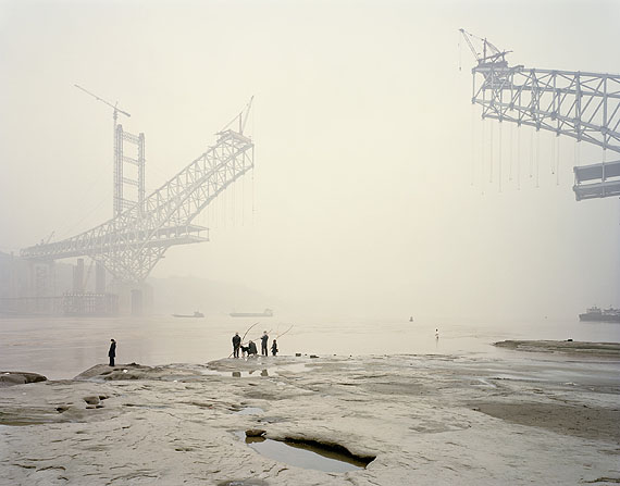 © Nadav Kander, Chongqing VI, Chongqing Municipality aus der Serie "Yangtze - The Long River", 2006Courtesy Darmstädter Tage der Fotografie