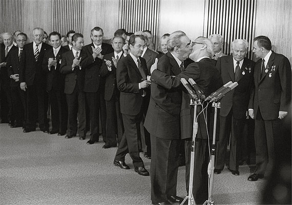Bruderkuss Leonid Breschnew und Erich Honecker, 30. Jahrestag der DDR, Ost-Berlin, 1979© Barbara Klemm