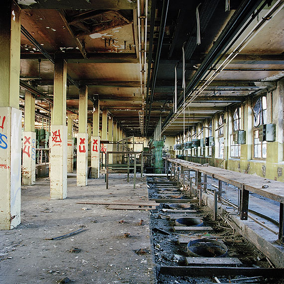 Marc Theis "Säulen im Fabrikraum: NR 30" aus der Serie "Lost in time" 2004 - 2005 © Marc Theis