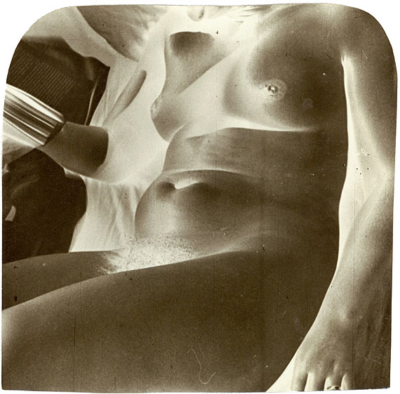 Frauenakt sitzend. Gelatin silver print. 1928-1934. 146 x 146 mm