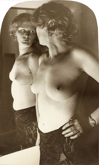 Frauenakt vor dem Spiegel. Gelatin silver print. 1928-1934. 199 x 118 mm