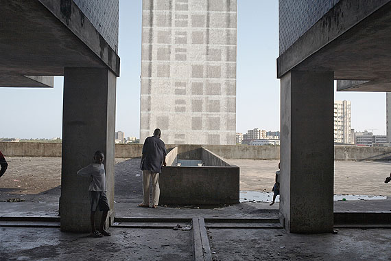Guy Tillim (*1962)Apartment Building, Avenue Bagamoyo, Beira, Mozambique, 2008© Courtesy: Kuckei + Kuckei, Berlin und Stevenson, Kapstadt