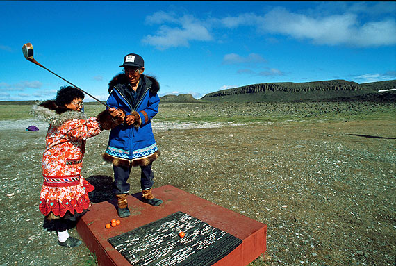 Golf – Arktis – Eskimofrau Agnes Kuptans trainiert den Abschlag auf einem der nördlichsten Golfplätze der Welt in Tuktoyaktuk/Kanada.  August 1993© Harald Schmitt