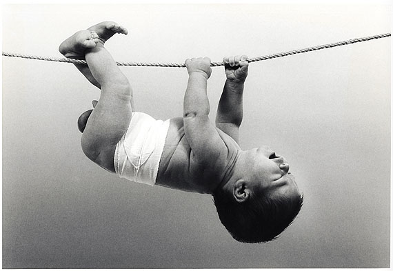 Guido Mangold: Hängebaby, Urreflex bei einem Neugeborenen, München, 1967