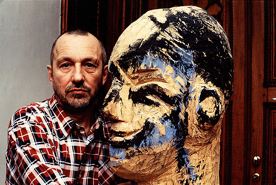 Guido Mangold: Georg Baselitz mit Skulptur von 1989 auf Schloss Derneburg, Niedersachsen, 1992