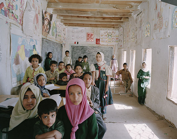 Al Ishraq School, Akamat Al Me’gab, Manakha District, Yemen. Mixed Primary Class (Year 1 to 6), General Revision. May 15th, 2007© Julian Germain