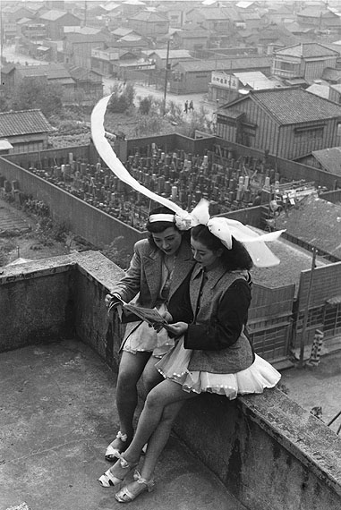 Takeyoshi Tanuma, Dancers resting on the rooftop of the SKD Theatre, Asakusa, Tokyo 1949