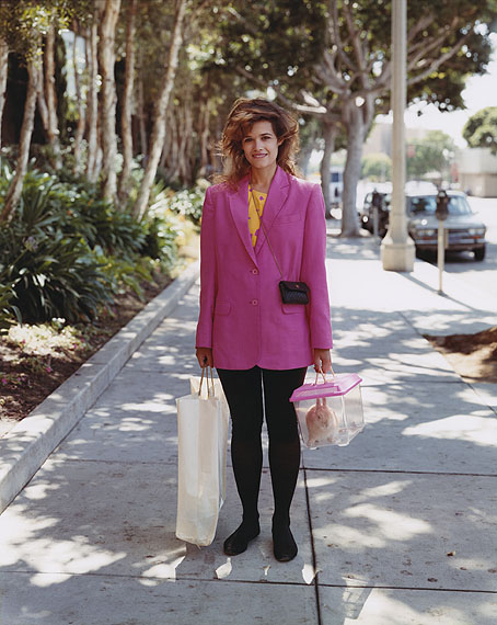 Joel SternfeldA Woman Out Shopping with Her Pet Rabbit, Santa Monica, California, August 1988aus der Serie: Stranger PassingC-print© Courtesy of the artist and Luhring Augustine, New York, 2012