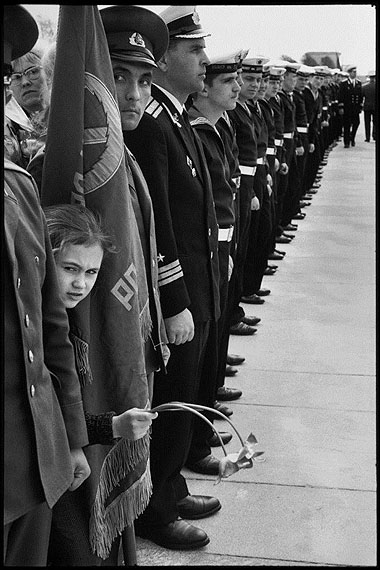 SOVIET UNION. Leningrad. Commemorating the victory over the Nazis. 9 May 1973.© Henri Cartier-Bresson/Magnum Photos