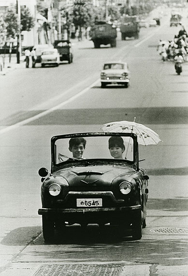 Takeyoshi Tanuma. Going on a drive in a handmade car― the car ownership boom as it was. Modern print. 1962