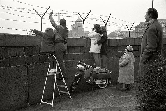 An der Mauer, West-Berlin 1963 © Max Scheler Estate Hamburg