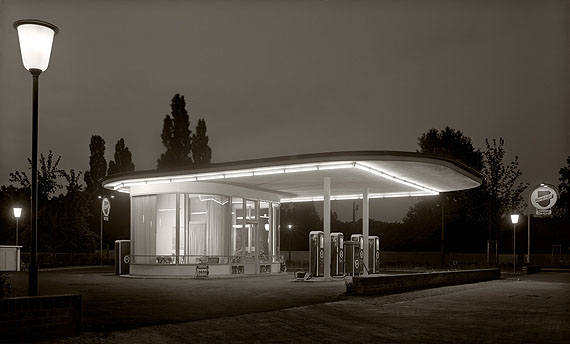 Karl Hugo Schmölz, Rheinpreussen, Tankstelle Ecke Oskar Jägerstrasse bei Nacht. 1952. © Archiv Wim Cox