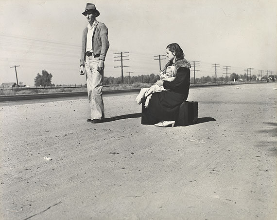 Dorothea Lange: Young family, penniless, hitch-hiking on U.S., California 1936 ©The Dorothea Lange Collection, Oakland Museum of California