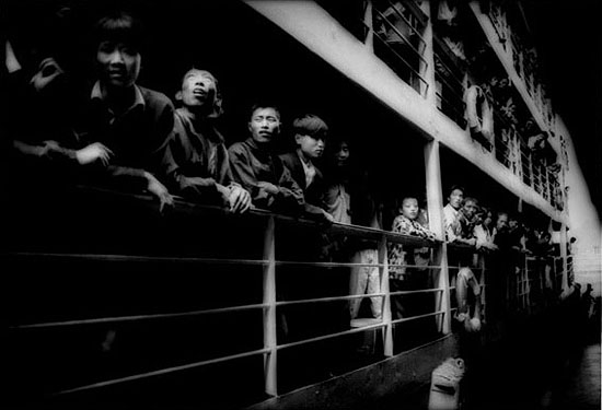 James Whitlow Delano: "Empire: Impressions from China: Empire #002: Peasants crowding the rails of a river steamer. Three Gorges, Yangtze River", (1997) Archival pigment print on fine art paper. 32cm x 44.6cm; 57cm x 79cm; 100cm x 139cm. Edition of 25., © James Whitlow Delano. Courtesy of m97 Gallery.