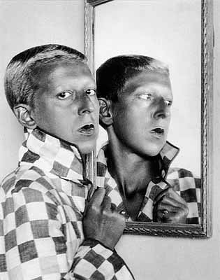© Claude Cahun . Autoportrait avec miroir, 1928