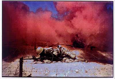 Im Golfkrieg wird die Wüste zur Flammenhölle. Ein saudischer Soldat robbt beim Training durch Stacheldraht. Bei Dhahran 1990