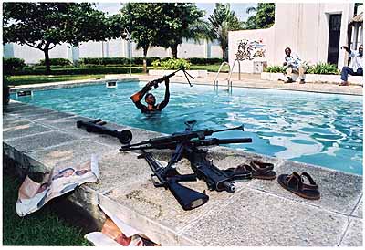 Kabilas Befreiungssoldaten haben Zaire erobert. Ein Kämpfer fischt Maschinengewehre aus dem Pool des geflohenen Mobutu-Sohnes. Zaire 1997 (World Press Photo 98)