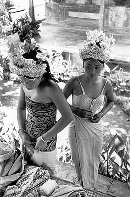Préparation pour la danse Baris.Ubud, Bali, Indonésie, 1949