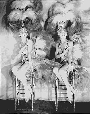 Die Dolly Sisters in Kostümen für ihre Revue Paris-New York, Casino de Paris 1927  / Dolly Sisters in costume for their revue Paris-New York, Casino de Paris 1927