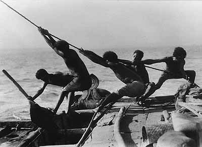 Seeleute beim Hissen des Großsegels eines Lakatoi-Kanus, 1935